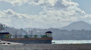 Дагомыс в апреле. Городской пляж, завтрак в кафе. Бурное море, волны, река. Лазаревский район, Сочи.