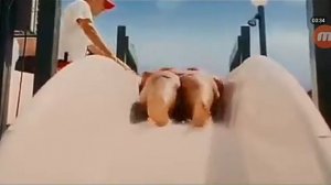 Толстуха едет с горки!