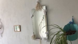 Повесила зеркало на верёвке и украсила ненужным текстилем