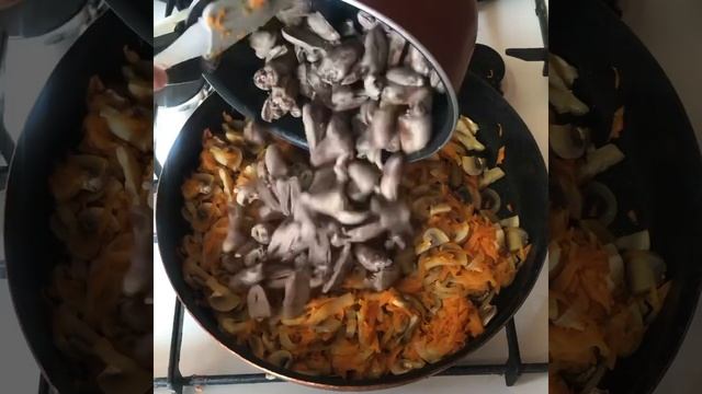 Куриные сердечки с грибами и овощами