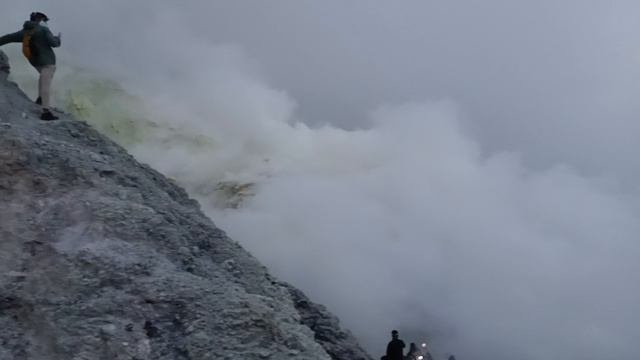 Без респиратора просто задохнёшься!Клубы сероводорода на вулкане!Иджен.