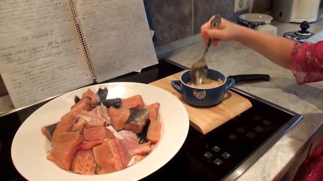 Красная рыба маринованная с луком
