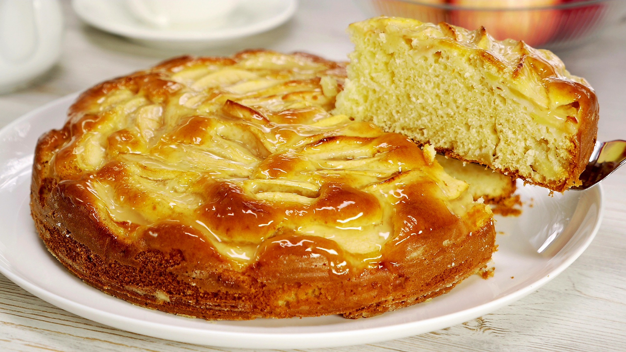 Рецепты приготовления легких пирогов. Шарлотка с яблоками. Бисквит для шарлотки. Творожный пирог с яблоками.