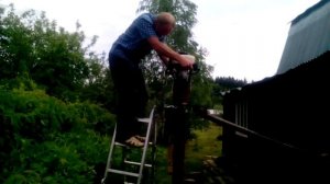 Закручивание винтовой сваи мотобуром