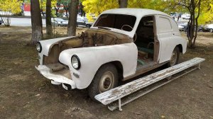 Автомобиль ГАЗ-М-20 «Победа» - стоит на газоне