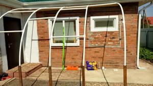 Навес из пластиковых труб,дешево и быстро.