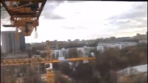 В ветер НА КРАНЕ. Башенный кран крутится сам. In a strong wind on the crane (видео из архива)