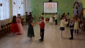 «Светит солнышко»Общий парный танец на 8 марта в средней группе, в детском саду.