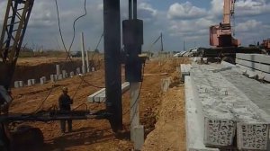 Забивка свай сваебойной машиной в Калуге, 堆积成堆的机器