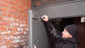 Видеоинструкция по замене масляного дверного доводчика на пневматический.