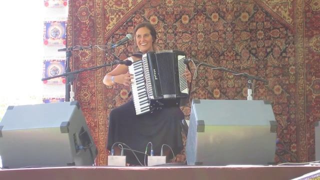 Alicia Baker - Strip the Triplets Polka смотреть онлайн