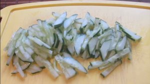 Салат с капустой, свежим огурцом и сыром.