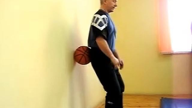 Цигун. Вырвынивание позвоночника мячом около стены смотреть онлайн