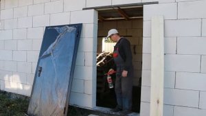 Установка дверей сарая