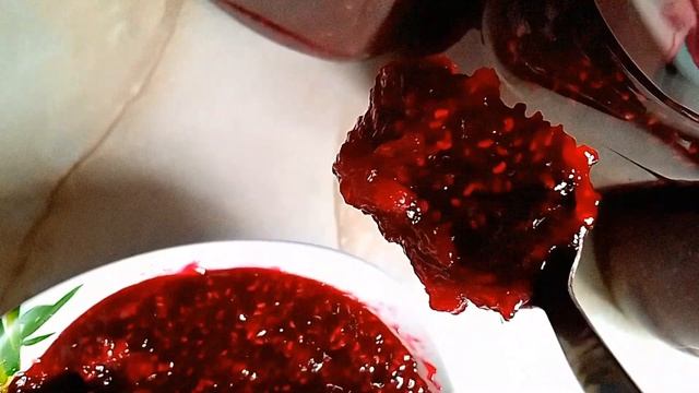 Самое вкусное, густое, малиновое варенье. Без загустителя. Только малина и сахар.