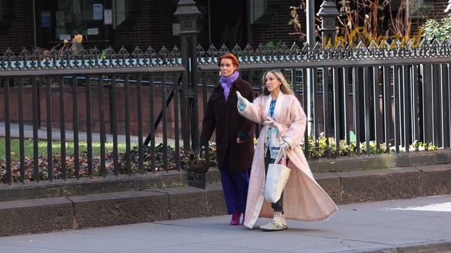 Sarah Jessica Parker gets annoyed at photographers ruining 'And Just Like That' scene in New York смотреть онлайн