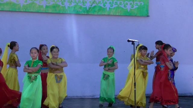 Дети танцуют индийский танец. смотреть онлайн