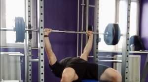 Жим штанги лёжа стойка с подстраховкой