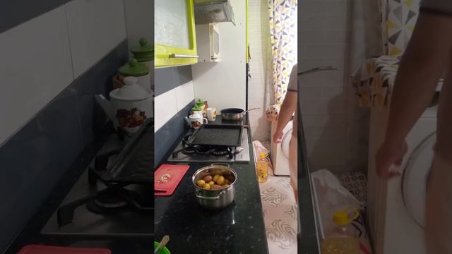 Курица с картошкой в духовке.Не выкидывайте мелкую картошку!!! Очень вкусно!!! смотреть онлайн