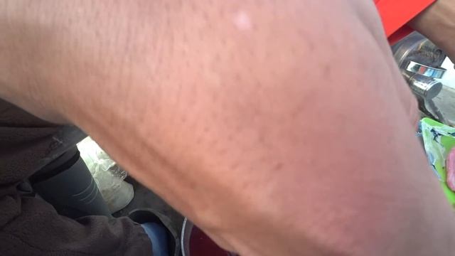 НАКОРМИЛ БЛОГЕРОВ КИШКАМИ!!! ВНИМАНИЕ!!! ЗА СТОЛОМ НЕ СМОТРЕТЬ!!! Рыбалка на первом льду! смотреть онлайн