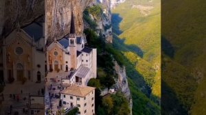 Италия. Святилище Мадонна Делла Корона. Невероятный храм построен в углублении скалы Монте - Бальдо.
