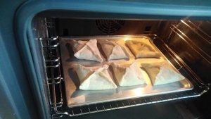 Конвертики из слоёного теста с сыром сулугуни и колбасой