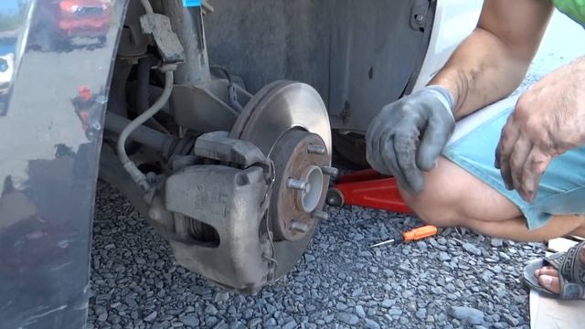 Замена передних тормозных колодок Ford Focus II смотреть онлайн