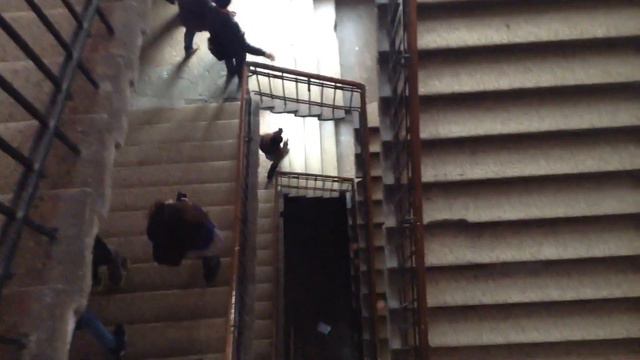 СКИНУЛИ ТЕЛЕФОН С 4 ЭТАЖА!!! смотреть онлайн