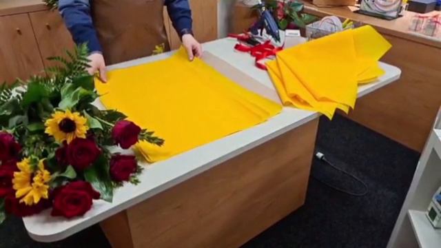 Tutorial come confezionare un mazzo di rose rosse e girasoli смотреть онлайн