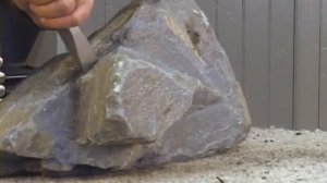 Откалываем кусок камня зубилом - Chipping a piece of stone chisel
