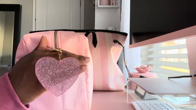 ?Victoria’s Secret iconic stripe tote?What’s in my bag? смотреть онлайн