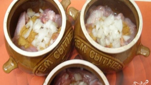 Гречка с курицей в горшочках