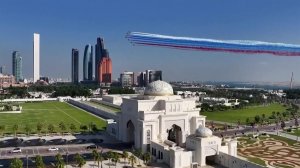 Небо над Абу-Даби окрасилось в цвета российского триколора