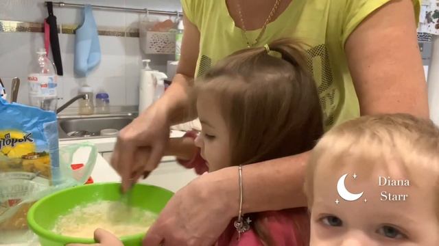 Диана печёт блинчики вместе с бабушкой Людой смотреть онлайн