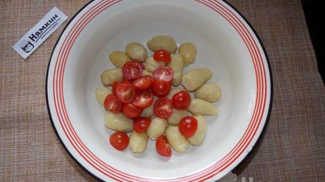 Картофель с помидорами черри и специями в духовке