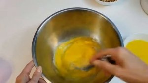 Нежное пирожное с безе, орехами и лимоном