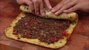 Рулет из картофеля и фарша. Привычные продукты в новом исполнении