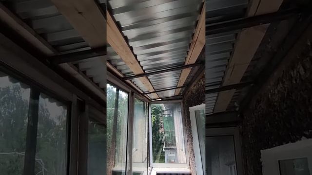 Крыша на балкон последнего этажа в г. Пушкино. Козырек над балконом из профлиста. Установка крыши. смотреть онлайн