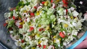 Салат с крабовыми палочками и пекинской капустой. Салат из крабовых палочек для праздничного стола.