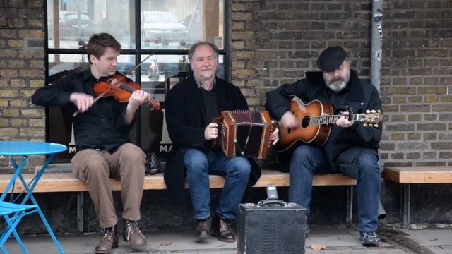 Lydom, Bugge & Høirup playing in the streets of Copenhagen! смотреть онлайн