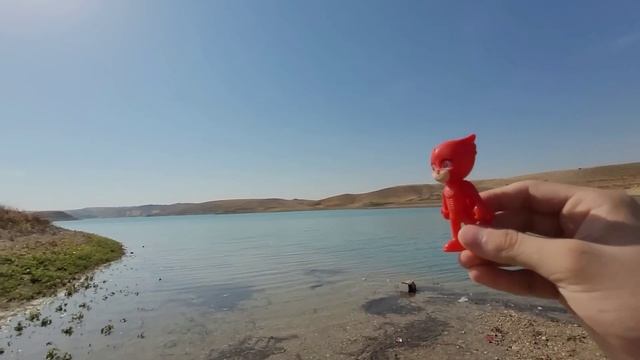 Pijamaskeliler Kayık ile Gölde Yüzüyor смотреть онлайн