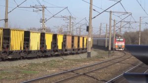 Электровоз ВЛ80С-659 с хоппер-дозаторной вертушкой и электровоз ЭП1М-783 с пассажирским поездом