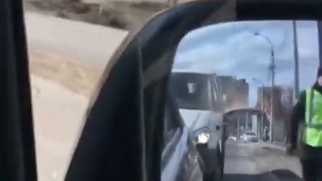 Полицейский пытается догнать водителя и оштрафовать за тонировку )))