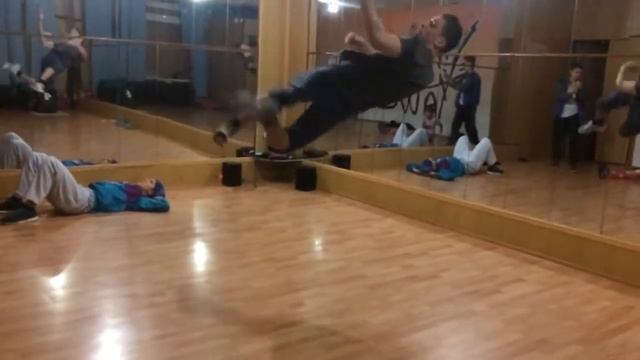 B Twist Round (Вертушка Удар) смотреть онлайн