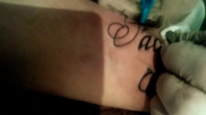 Процесс нанесения татуировки(надпись )