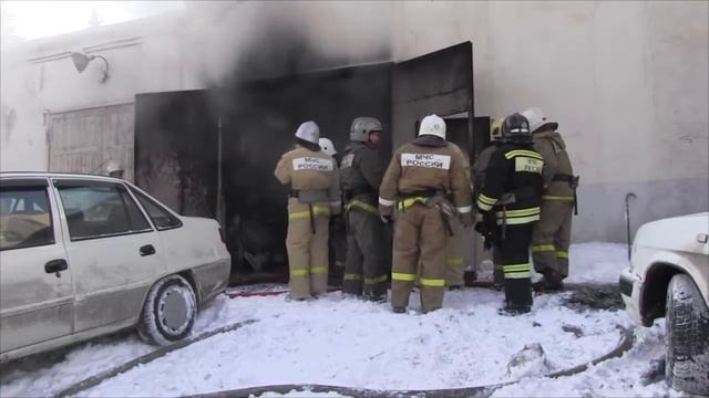 На Кутякова горели гаражи ФСИН смотреть онлайн