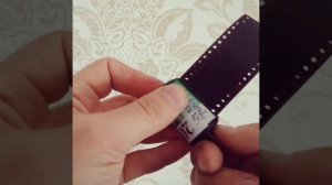 вытащить кончик плёнки из кассеты