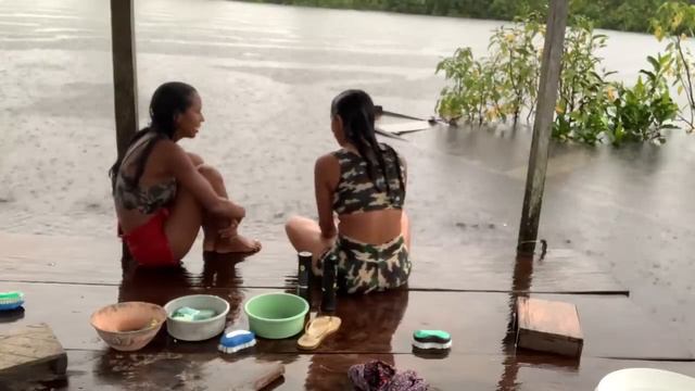 BANHO DE CHUVA E RIO NA FLORESTA AMAZÔNICA/ ESTÁ COM MEDO DO JACARÉ, FABIANE? смотреть онлайн