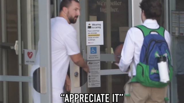 Придерживает дверь прохожим (ПРАНК ОТ БИГДАСА) смотреть онлайн