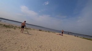 Я НЕ ПОВЕРИЛ ГЛАЗАМ, НО СЫН НАШЁЛ ЭТО НА ПЛЯЖЕ! Коп с металлоискателем Gold Hunter Frogman B75